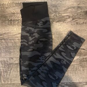 Women’s PINK active leggings - size medium. Barely used!